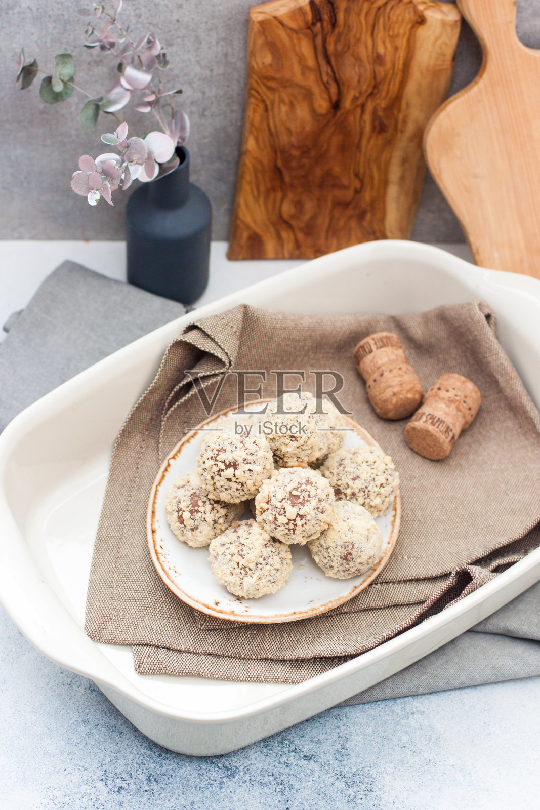 美味的牛奶巧克力和花生黄油松露蘸碎花生照片摄影图片