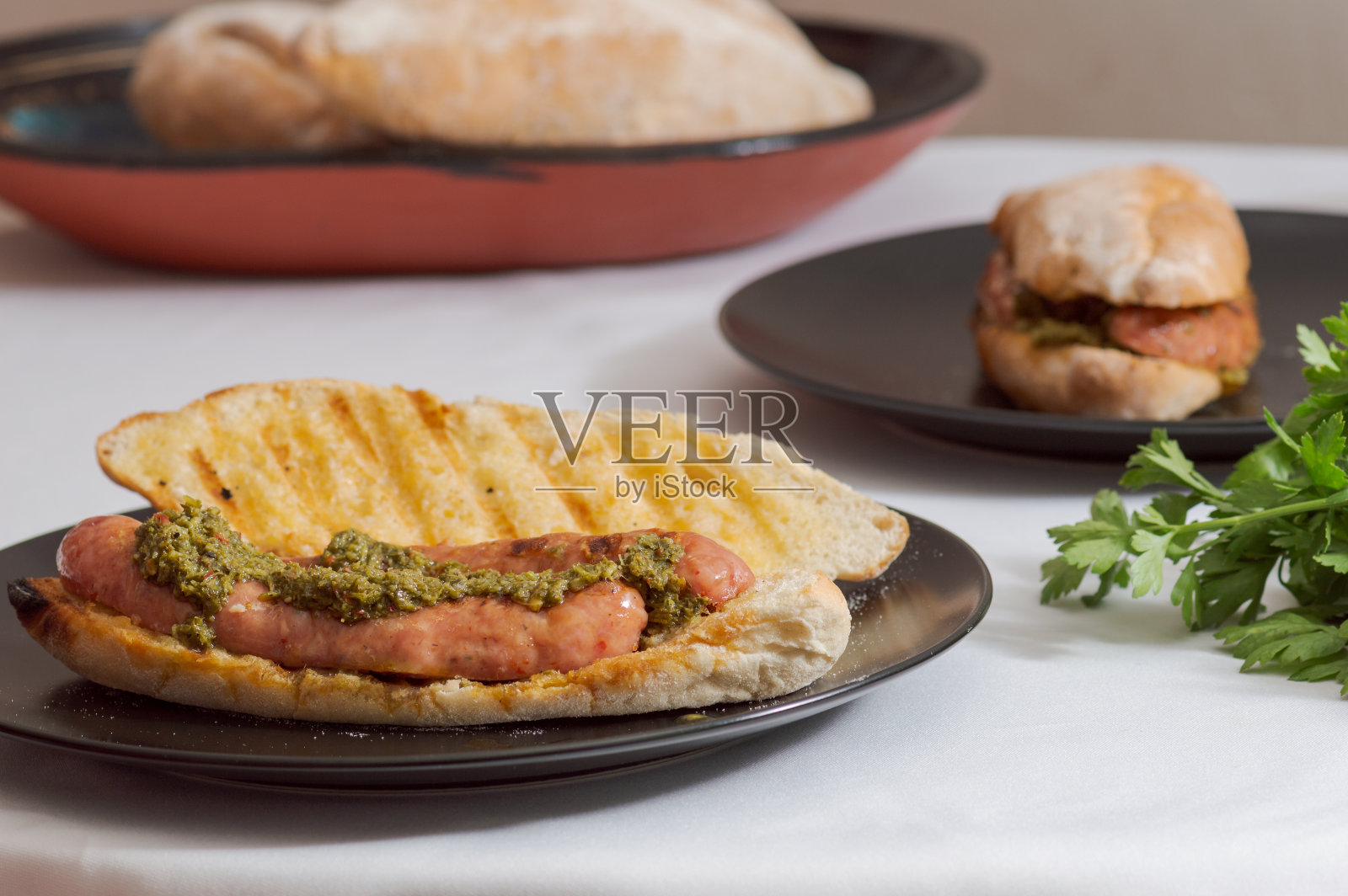 西班牙香肠,南美风格的西班牙香肠三明治照片摄影图片