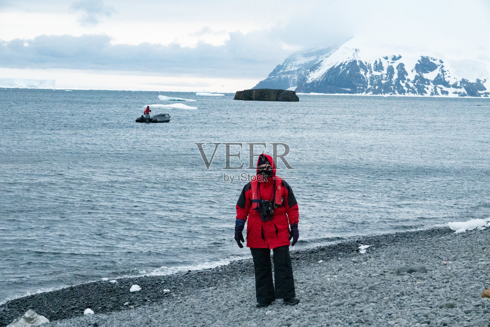在南极半岛探险的女人照片摄影图片