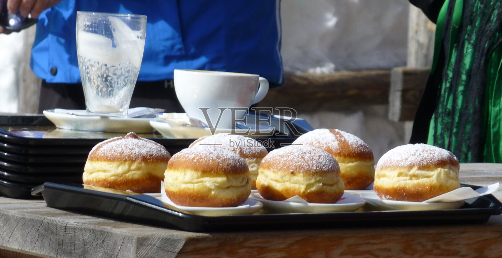 配有糖霜的新鲜烘焙柏林甜甜圈照片摄影图片