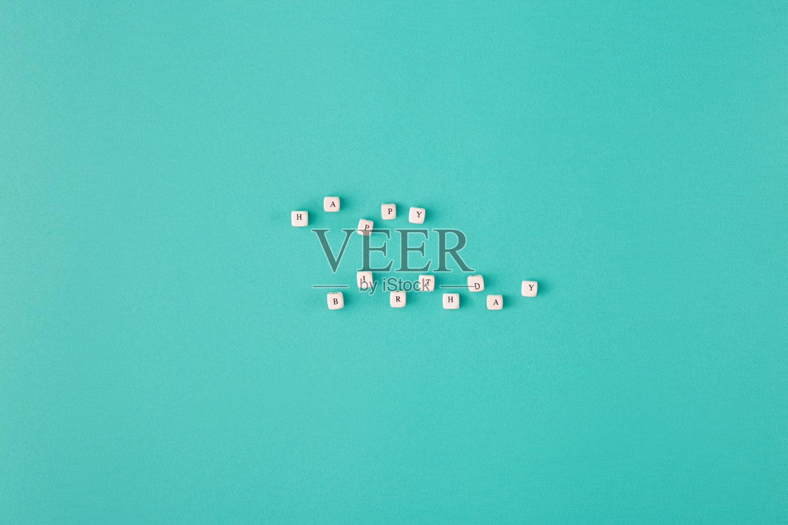 平躺快乐的生日字上的蓝色粉彩背景俯视图照片摄影图片