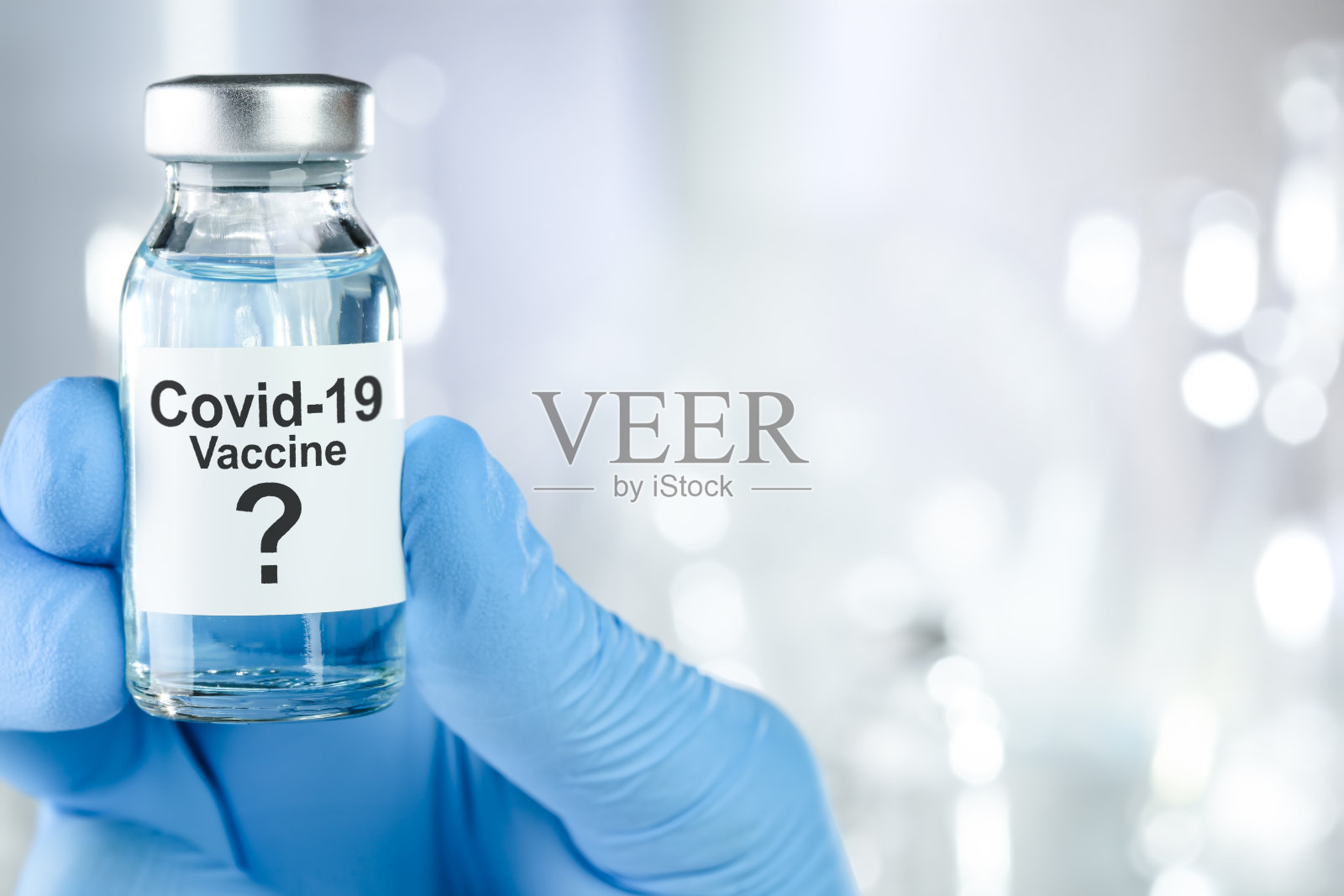 可能的治疗概念与手在蓝色医疗手套冠状病毒,冠状病毒19病毒,疫苗瓶照片摄影图片