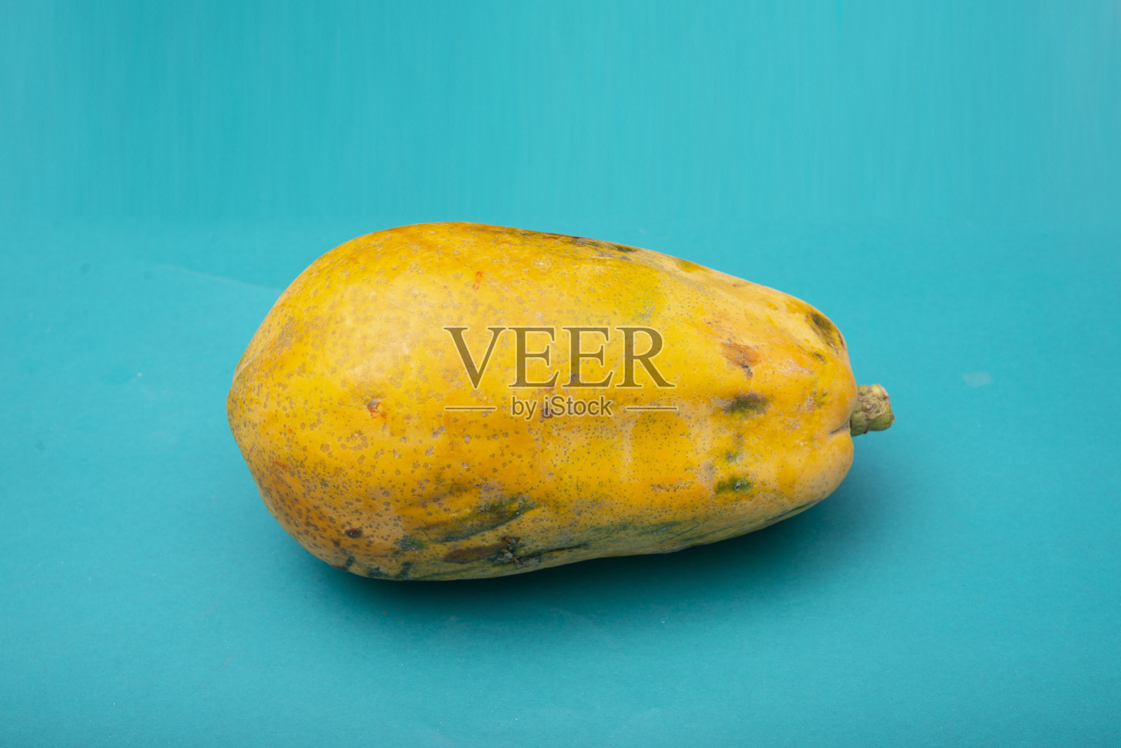 近距离的照片木瓜在黄色的背景与复制空间照片摄影图片