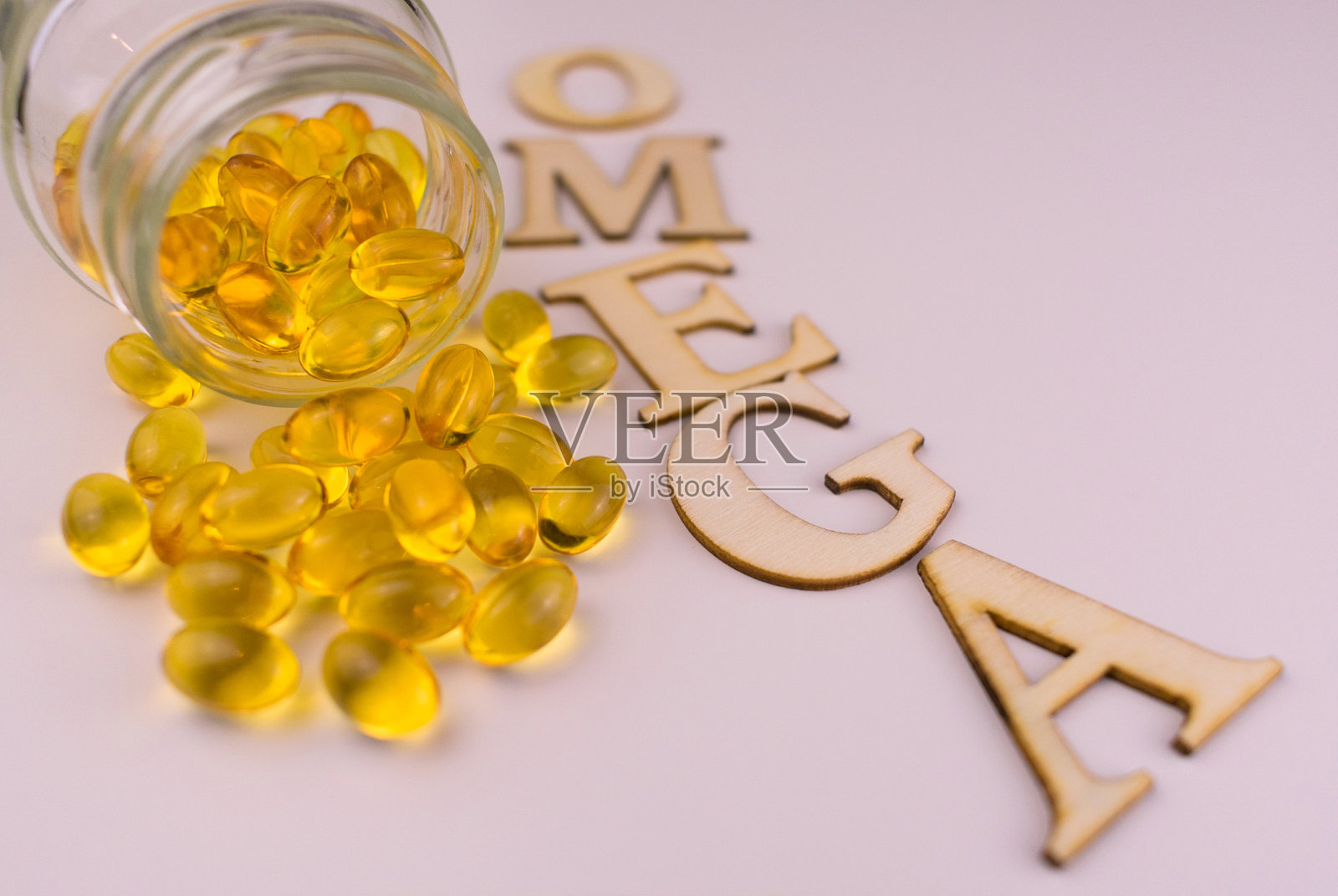 Omega-3鱼油胶囊在白色背景上刻有Omega字样。照片摄影图片