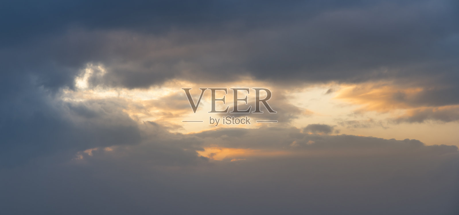 美丽明亮的晚霞天空与云彩。自然的天空背景。照片摄影图片