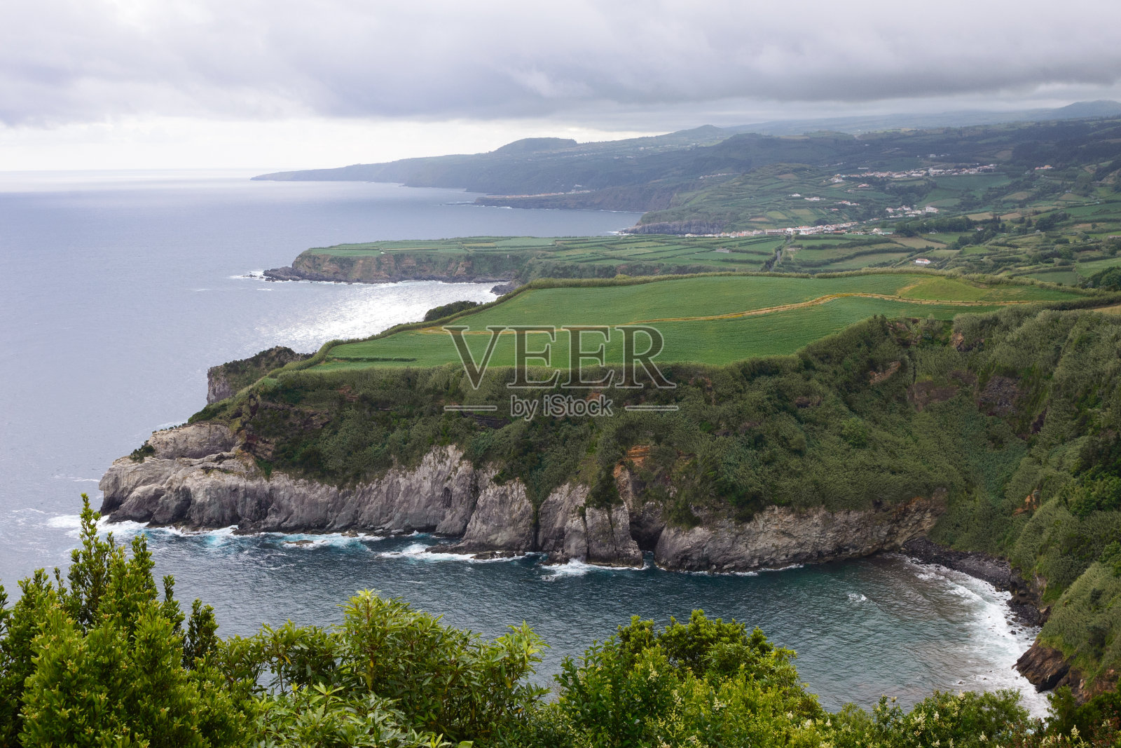 在葡萄牙亚速尔群岛上的圣米格尔岛的中心海域和悬崖上,巨大的雷云。照片摄影图片