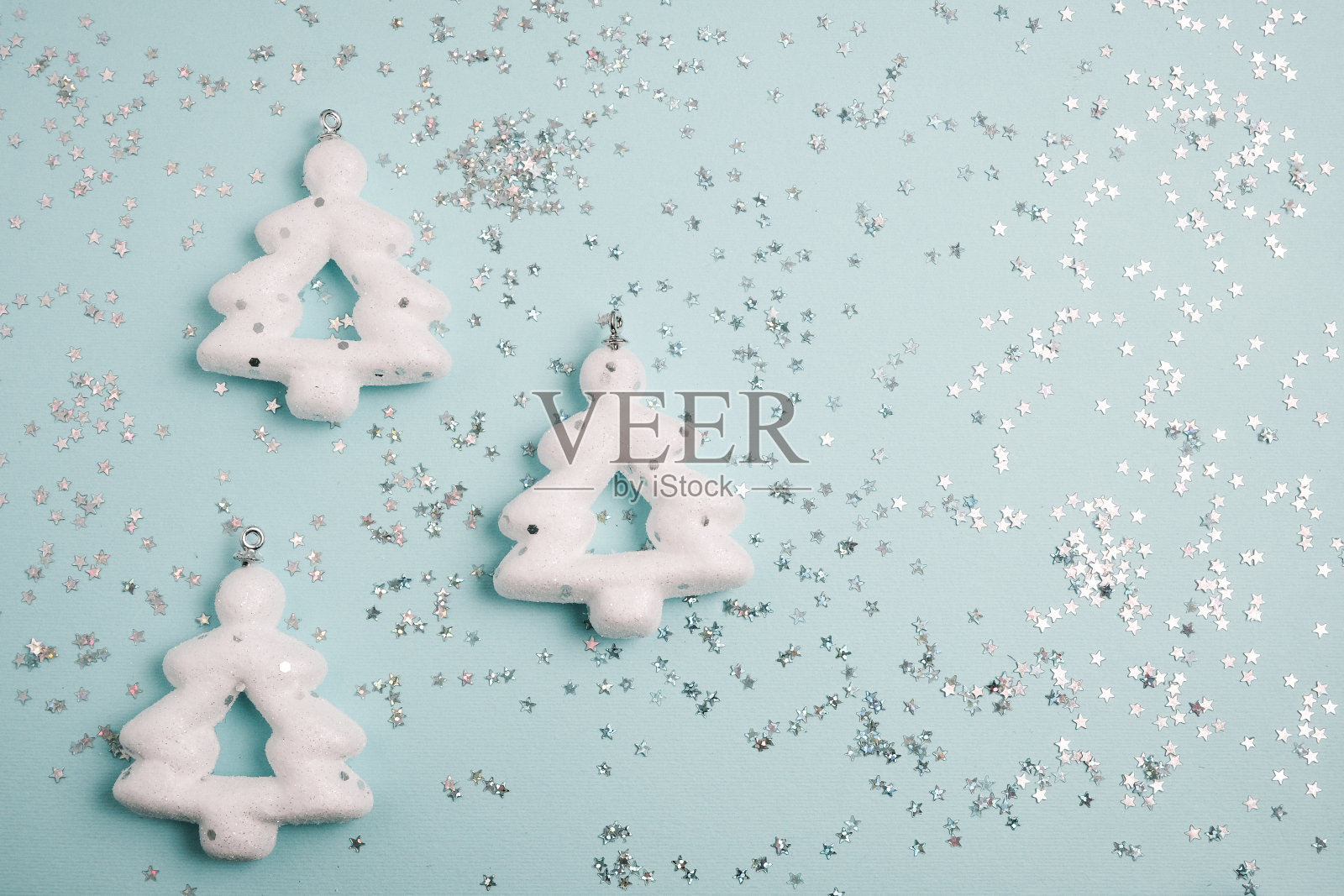 圣诞节冬季组成。白色冷杉树与闪光的蓝色背景。俯视图,平放照片摄影图片