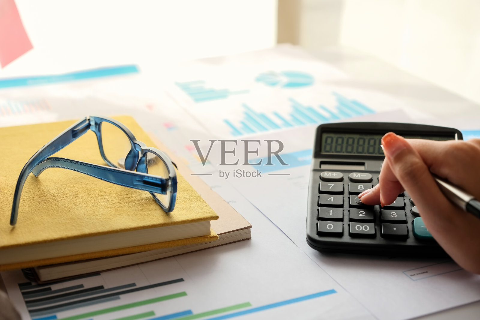 会计师在家庭办公室使用计算器计算财务支出特写照片摄影图片