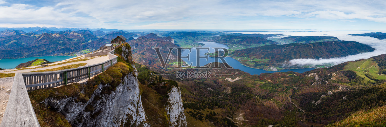 风景如画的秋天阿尔卑斯山山湖从沙夫伯格的观点,萨尔茨卡默古特,上奥地利。照片摄影图片
