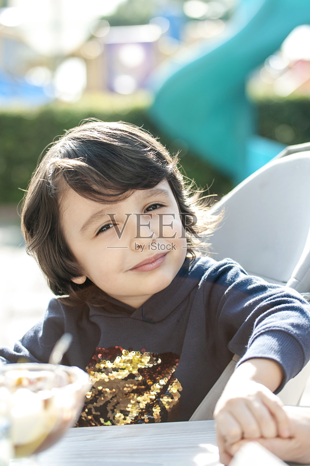 可爱的小男孩幸福照片摄影图片