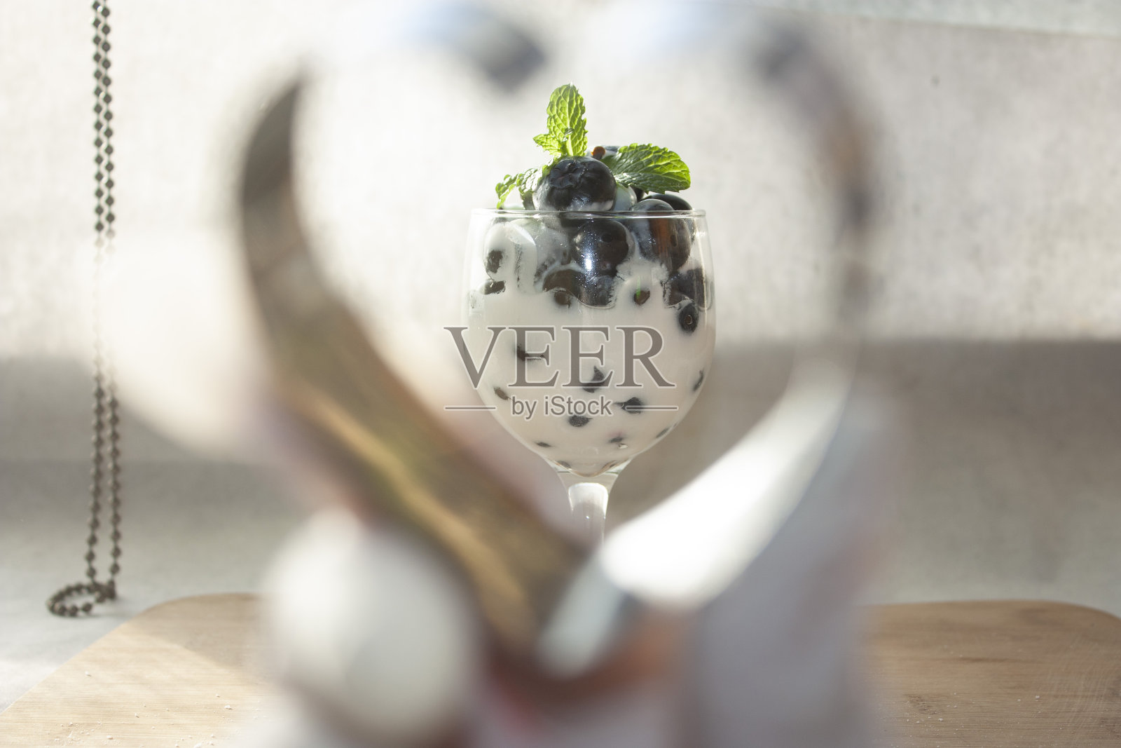 金属心框架冷汗杯包含蓝莓天然白酸奶和新鲜薄荷叶在木制托盘无糖的美食甜点在墨西哥城照片摄影图片