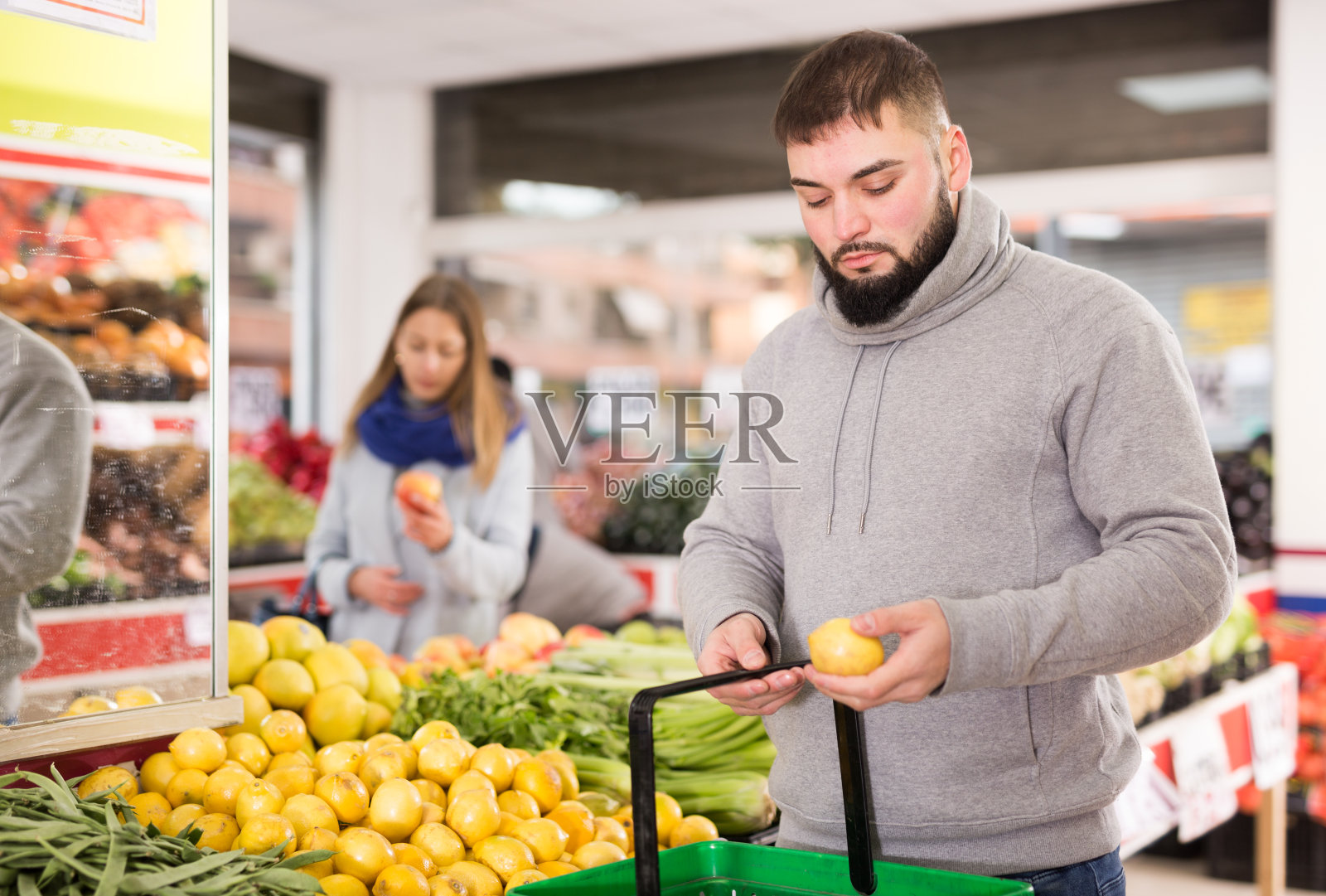 男顾客在超市购买柠檬照片摄影图片