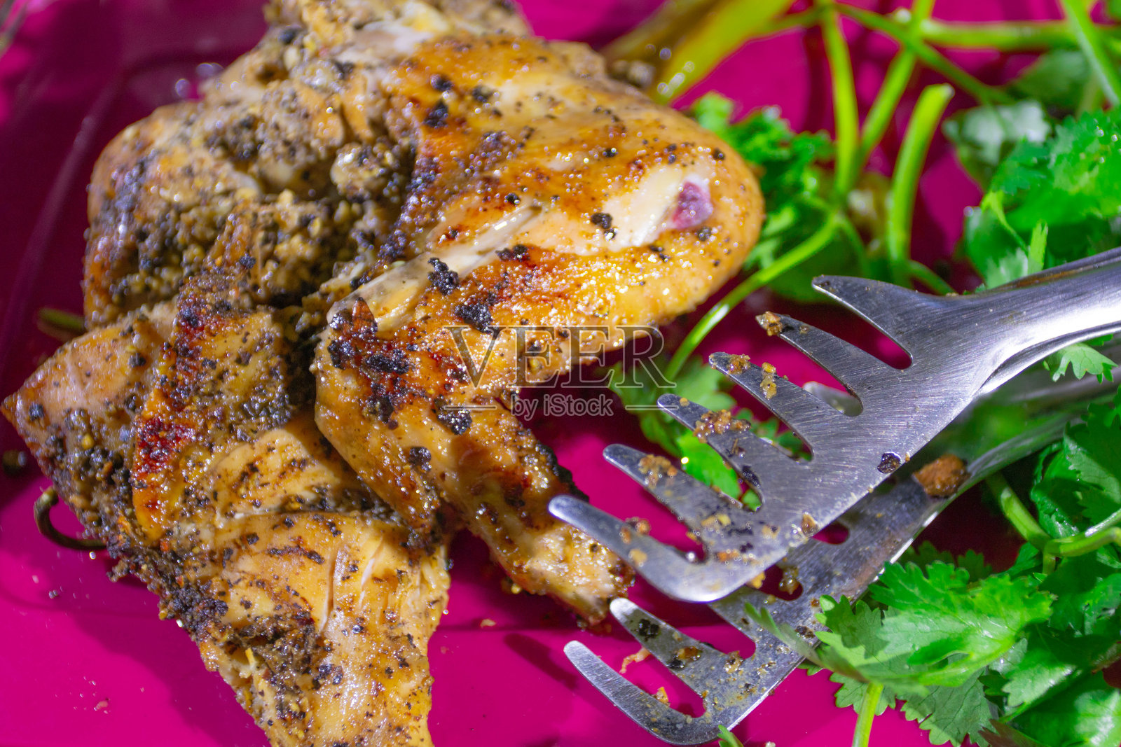 晚上在农村烧烤食物。照片摄影图片