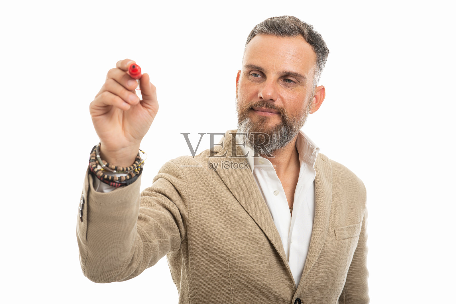 身穿休闲装、用红色马克笔书写的男人照片摄影图片