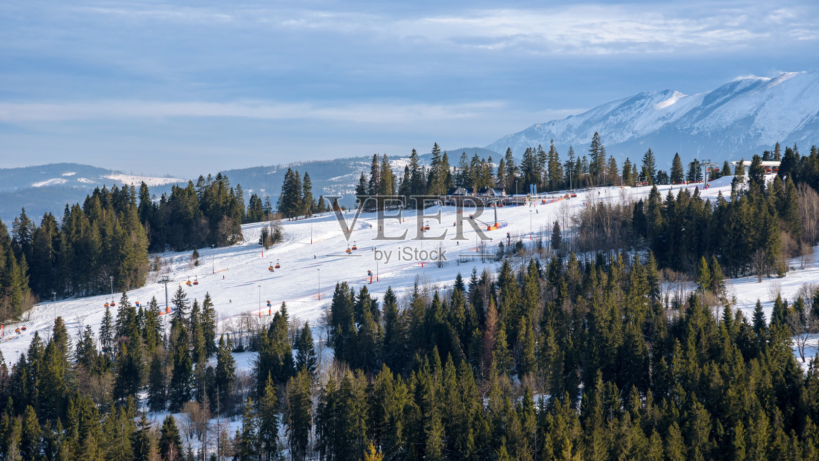 波兰塔特拉山脉滑雪场的航拍景色照片摄影图片
