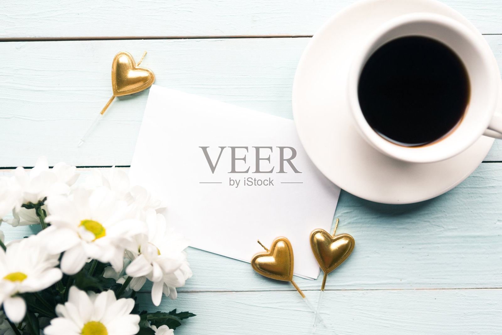 平躺照片与鲜花,咖啡杯和白色模型空白的木制背景。美丽的母亲节或婚礼贺卡照片摄影图片