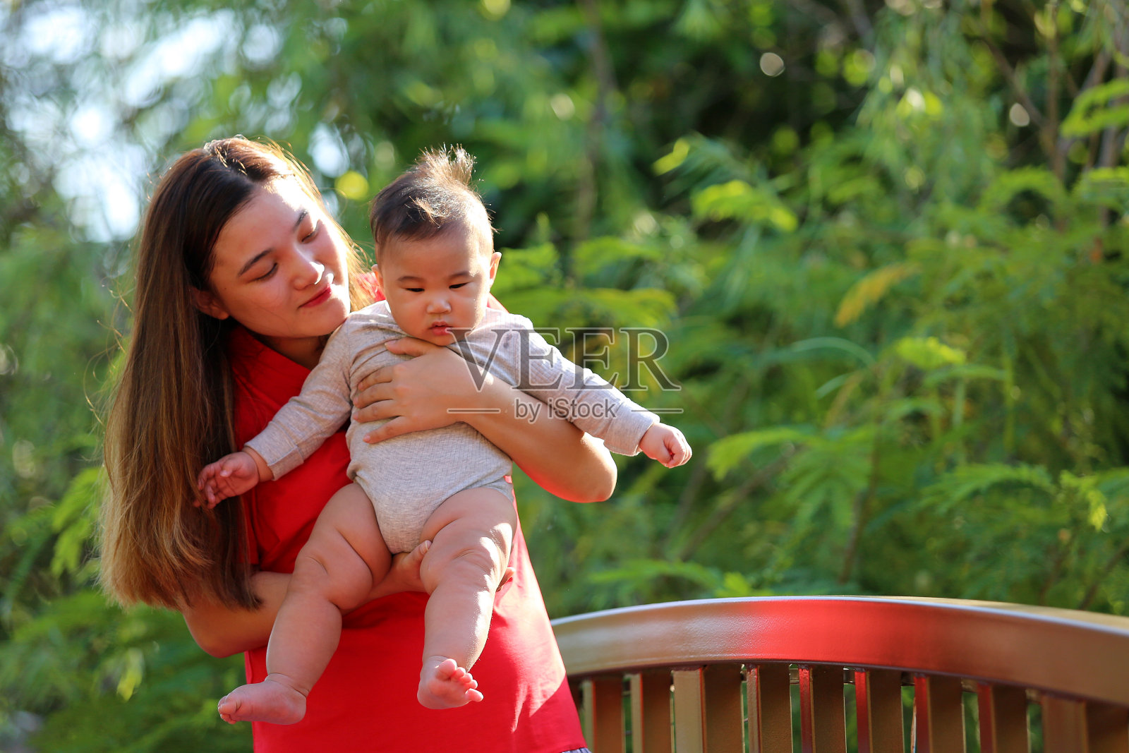 混血家庭照片摄影图片