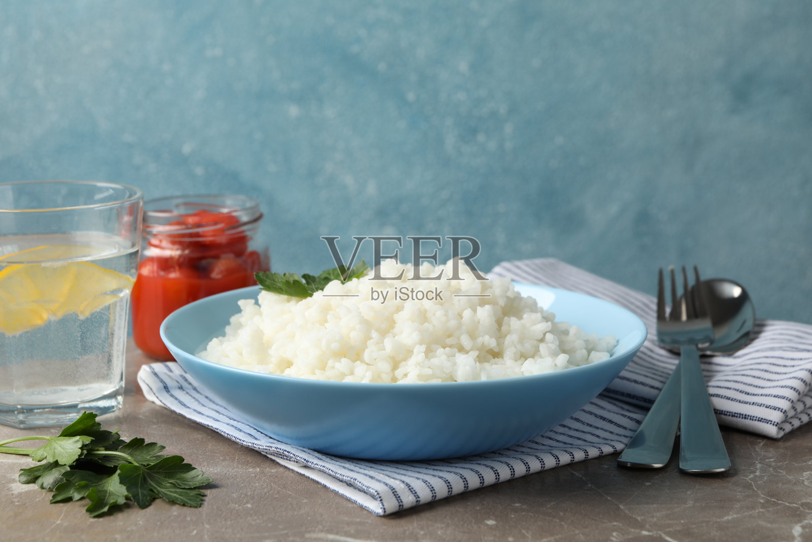 构图与美味的米饭在灰色的背景,文字空间照片摄影图片