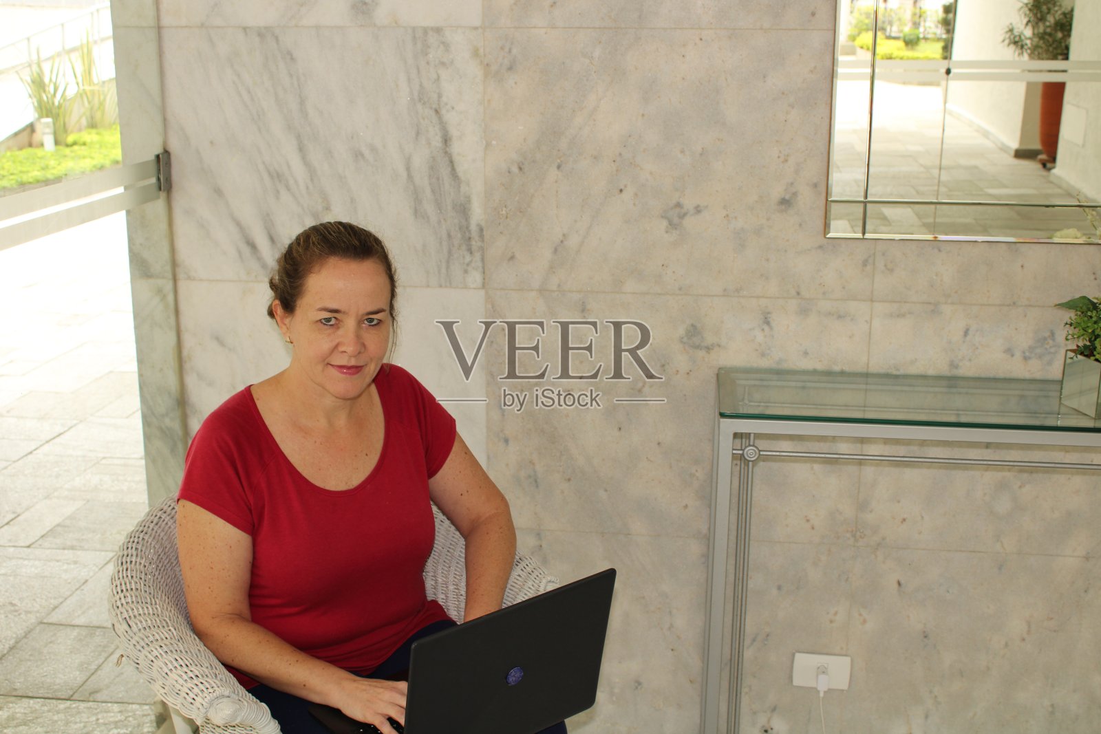 使用笔记本电脑工作照片摄影图片