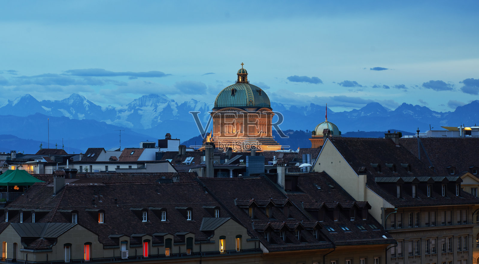 伯尔尼,瑞士伯尔尼,在傍晚的灯光下欣赏Bundeshaus照片摄影图片