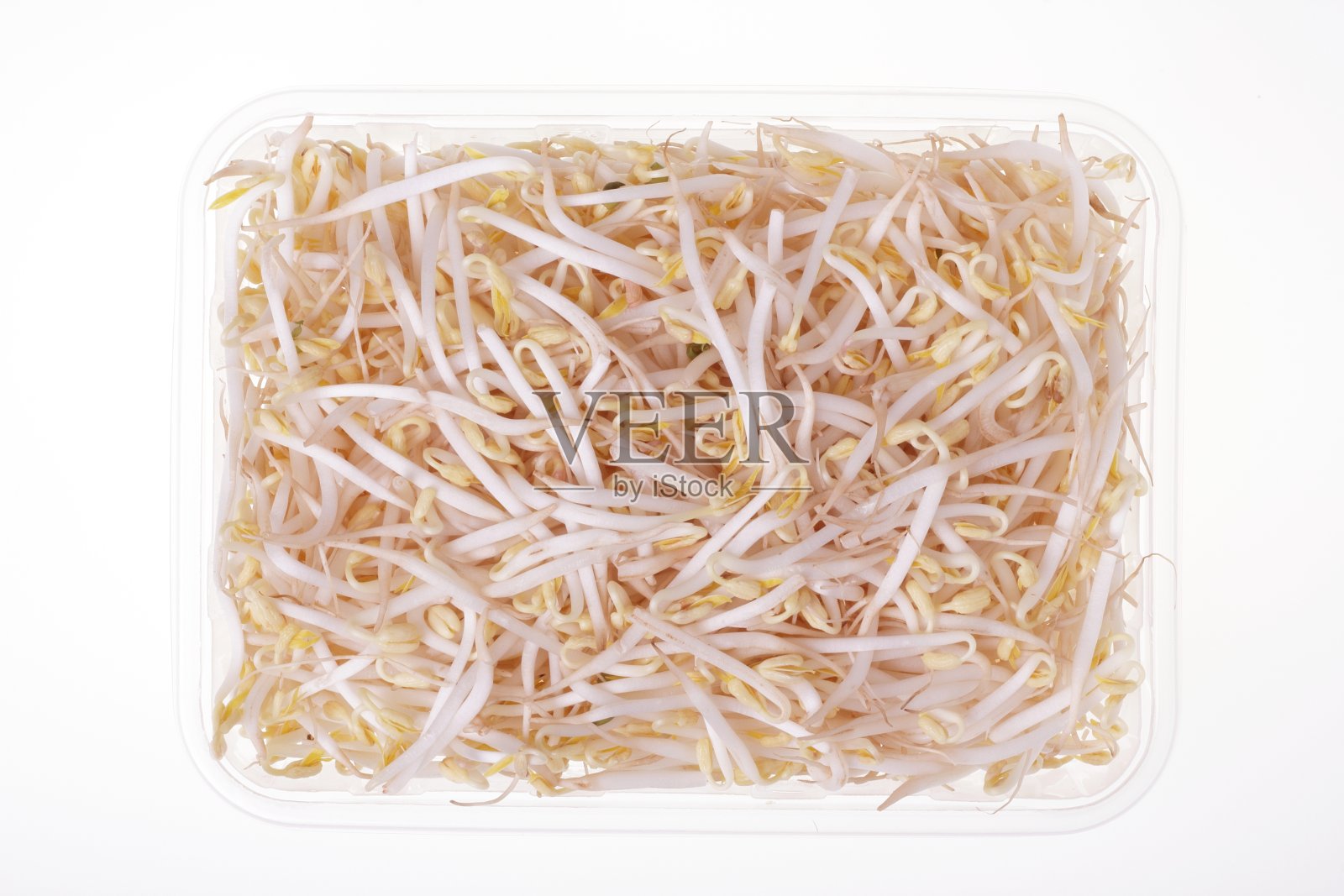 新鲜的豆芽在塑料餐具孤立在白色背景,俯视图。健康、超级食品、环保理念照片摄影图片