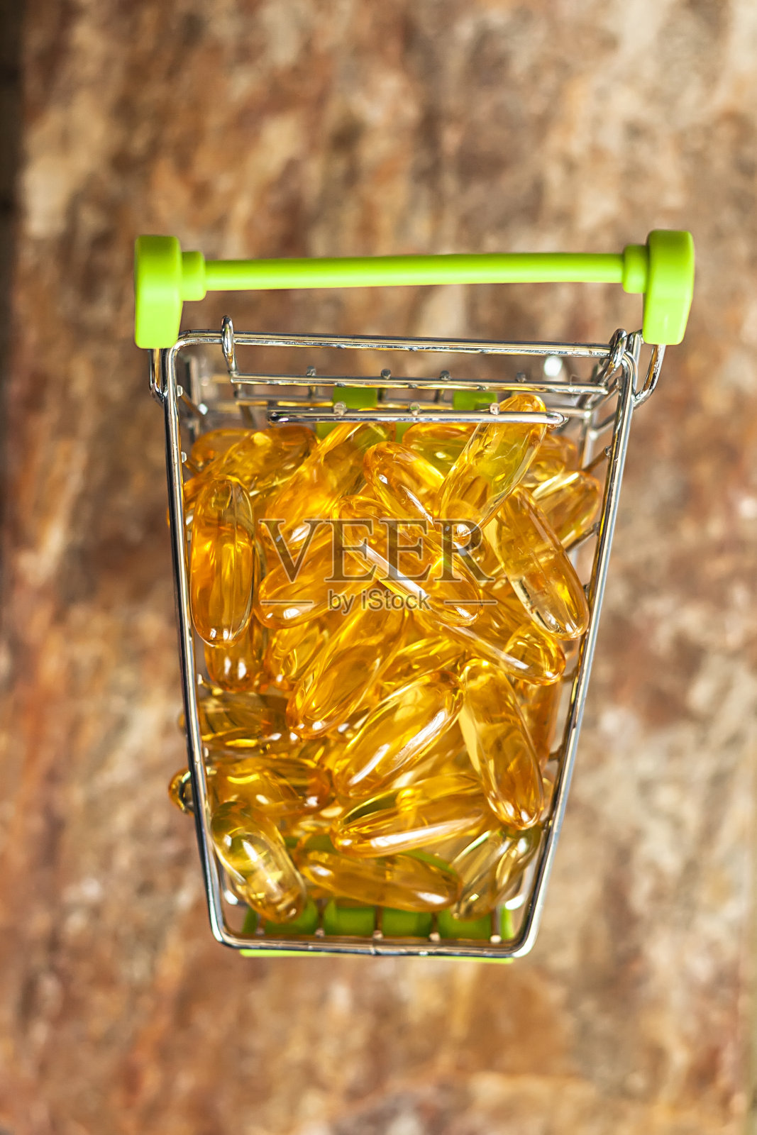 购物车中的罐装鱼照片摄影图片