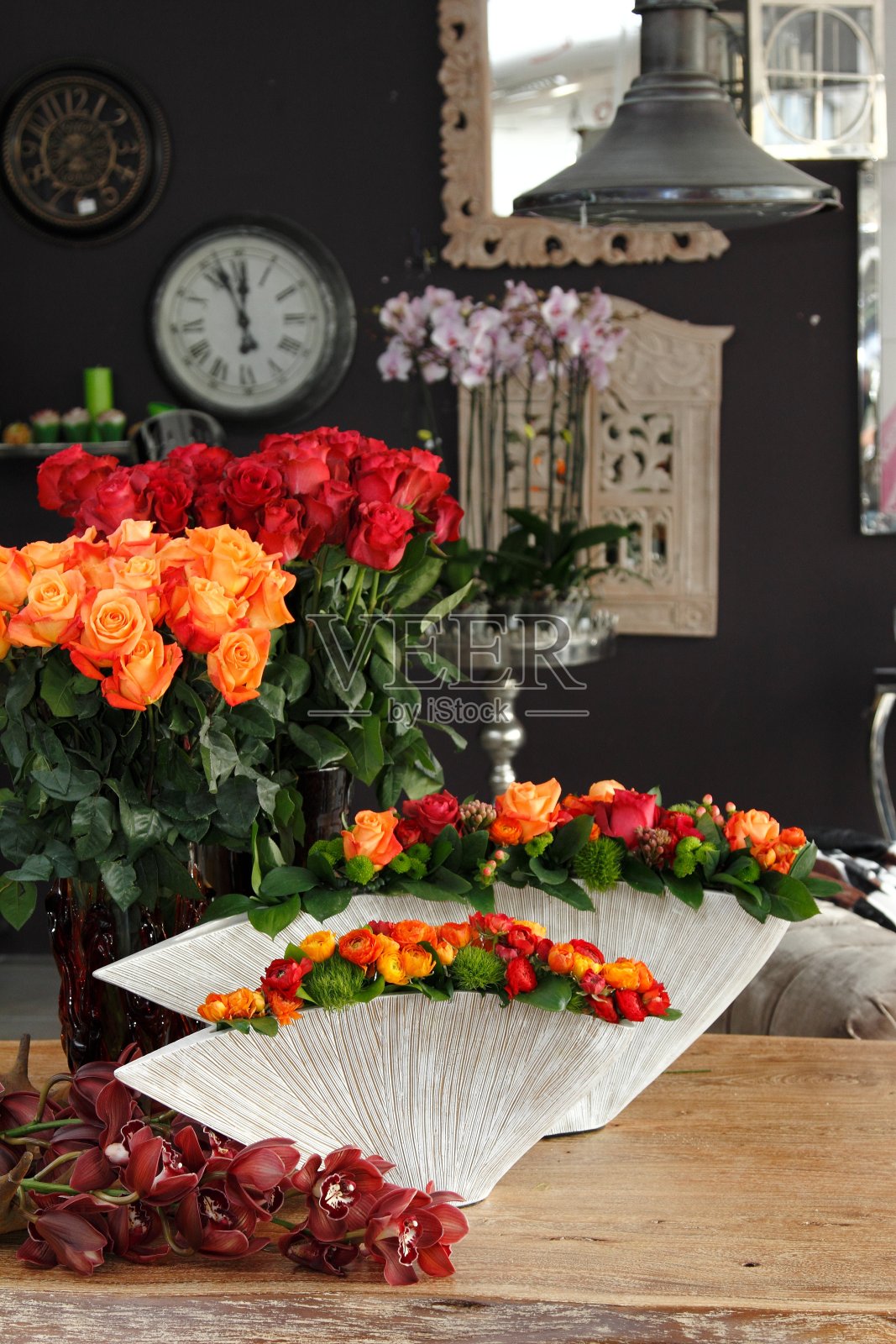 瓶中不同花朵的芬芳照片摄影图片