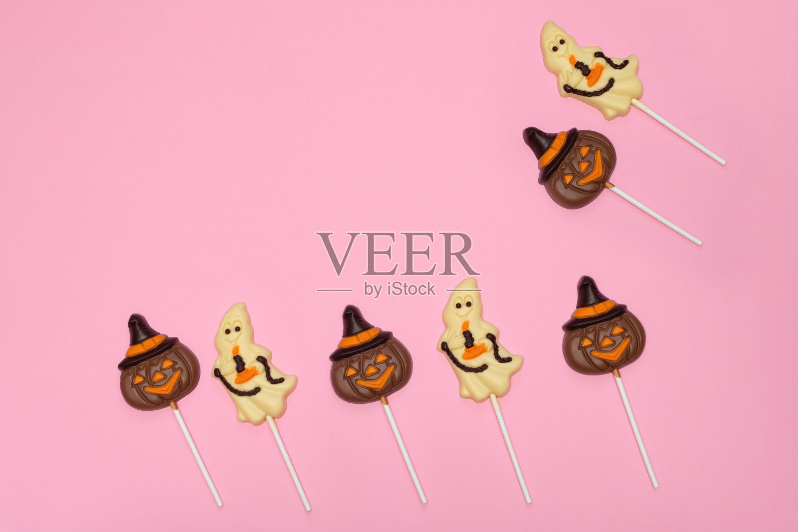 万圣节巧克力糖果在粉红色的背景照片摄影图片