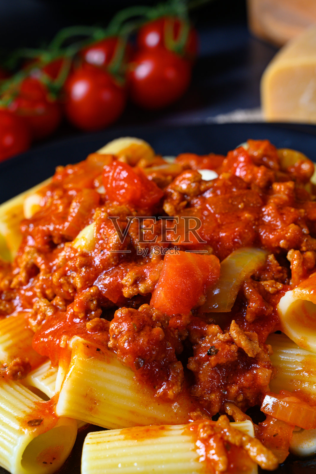 意大利通心粉配肉酱和新鲜罗勒照片摄影图片