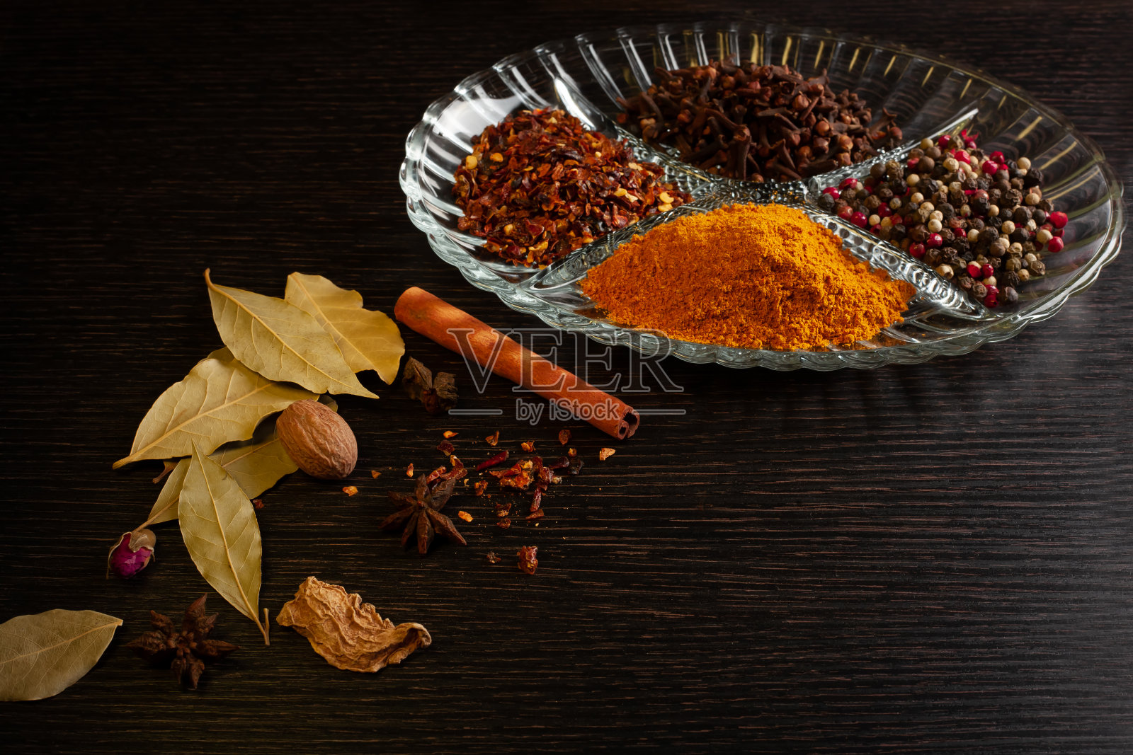 香料静物画在黑色木制背景上照片摄影图片