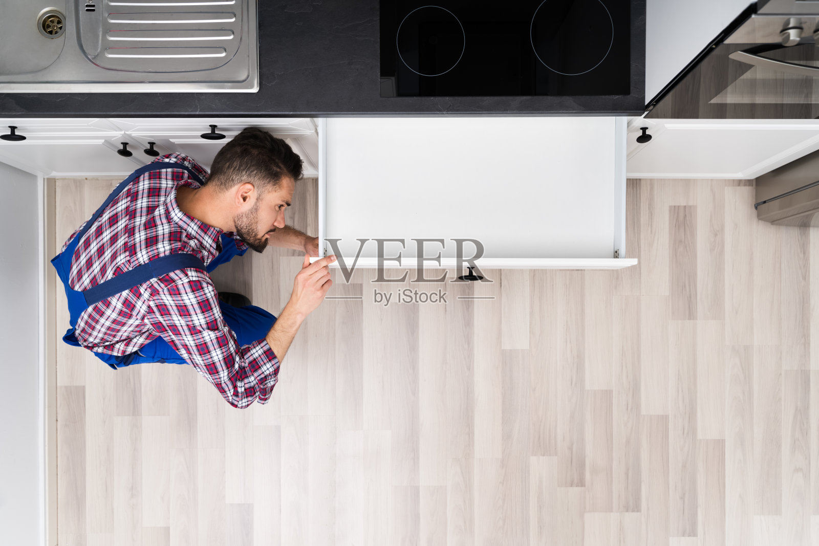 木匠在厨房修理抽屉照片摄影图片