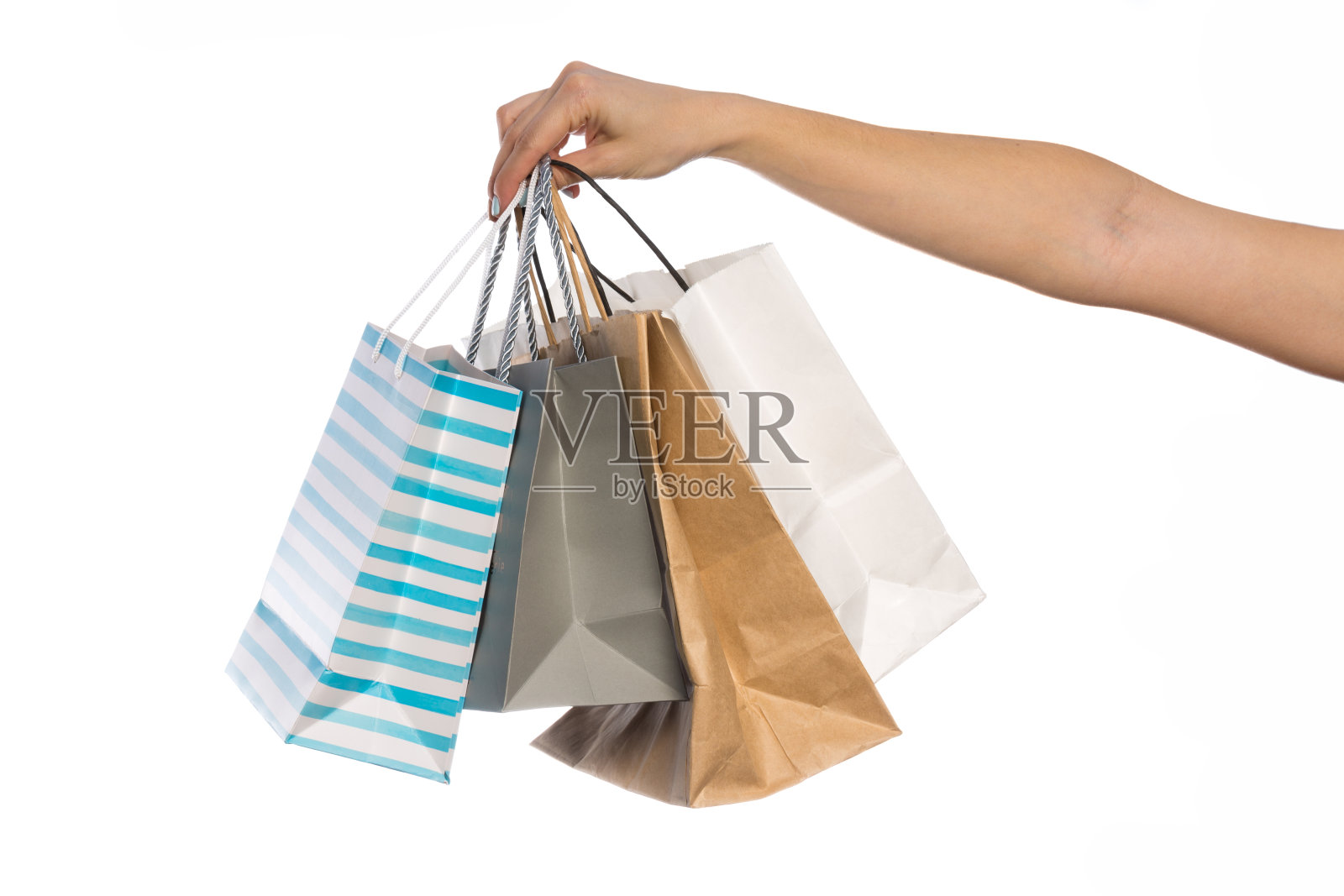 纸艺购物袋,女性手中的环保包装,留白背景,购物礼品概念照片摄影图片