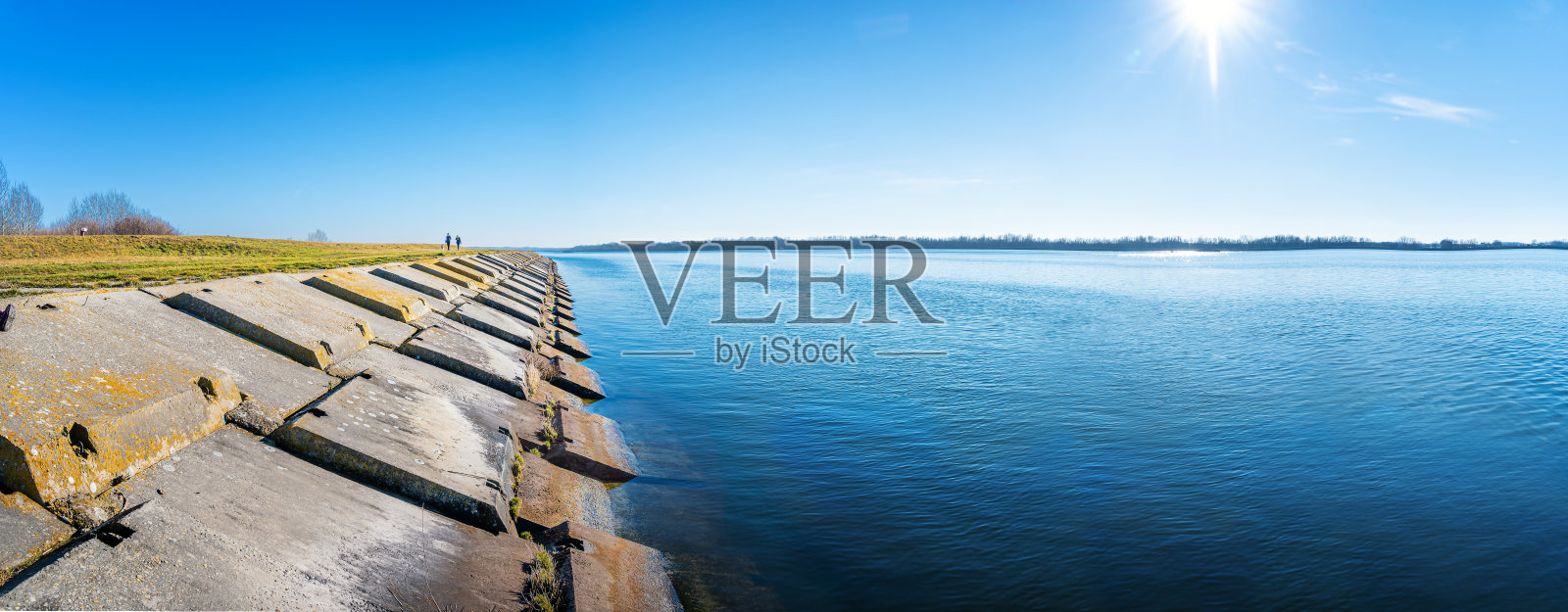 加布奇科沃大坝与堤岸由混凝土砌块在阳光明媚的日子-全景照片摄影图片