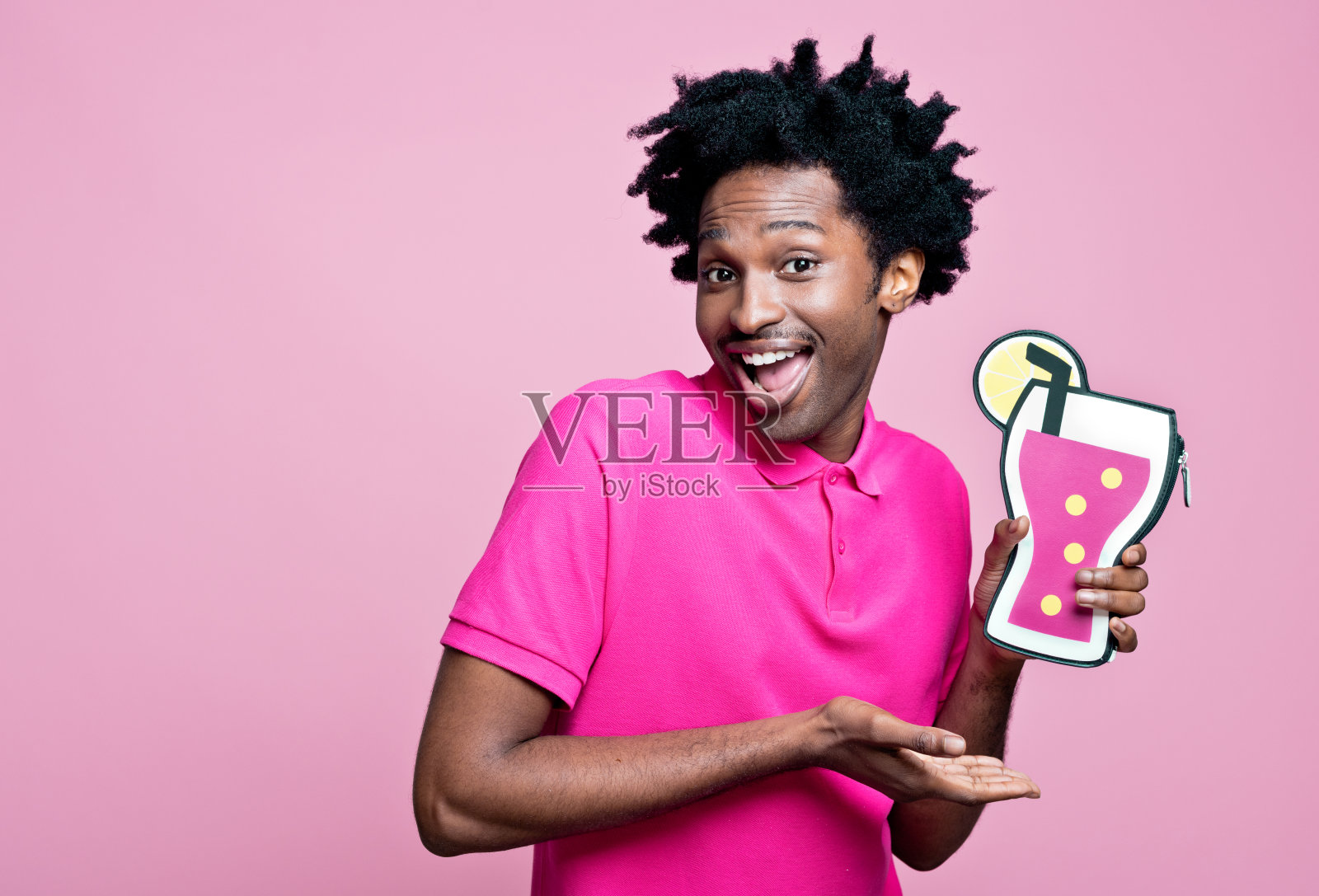 手持鸡尾酒的兴奋年轻人照片摄影图片