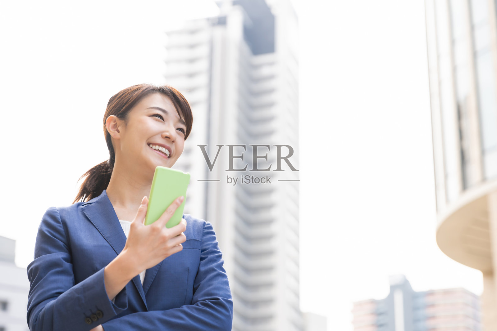 看到智能手机的亚洲女性照片摄影图片