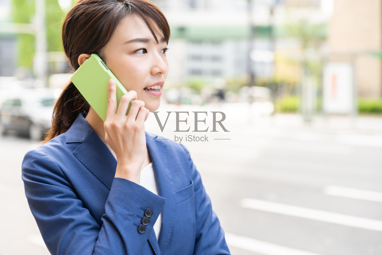 在电话中交谈的亚洲妇女照片摄影图片