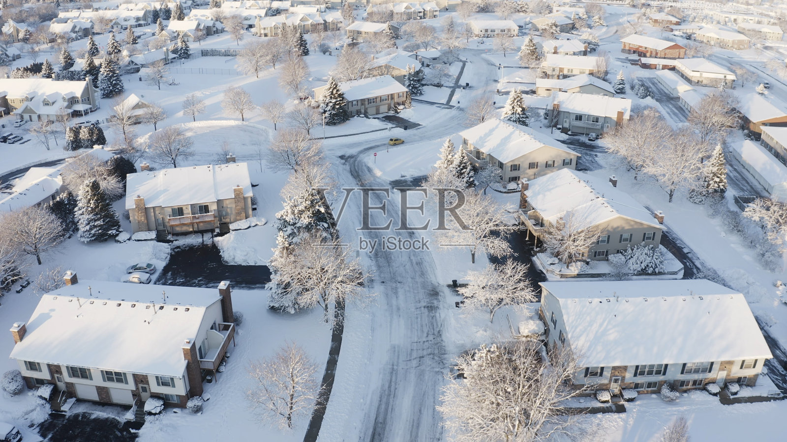 鸟瞰图的住宅,公寓,联排别墅覆盖雪在冬季。建立拍摄美国社区,郊区的冬季。中西部的房地产,阳光明媚的早晨照片摄影图片
