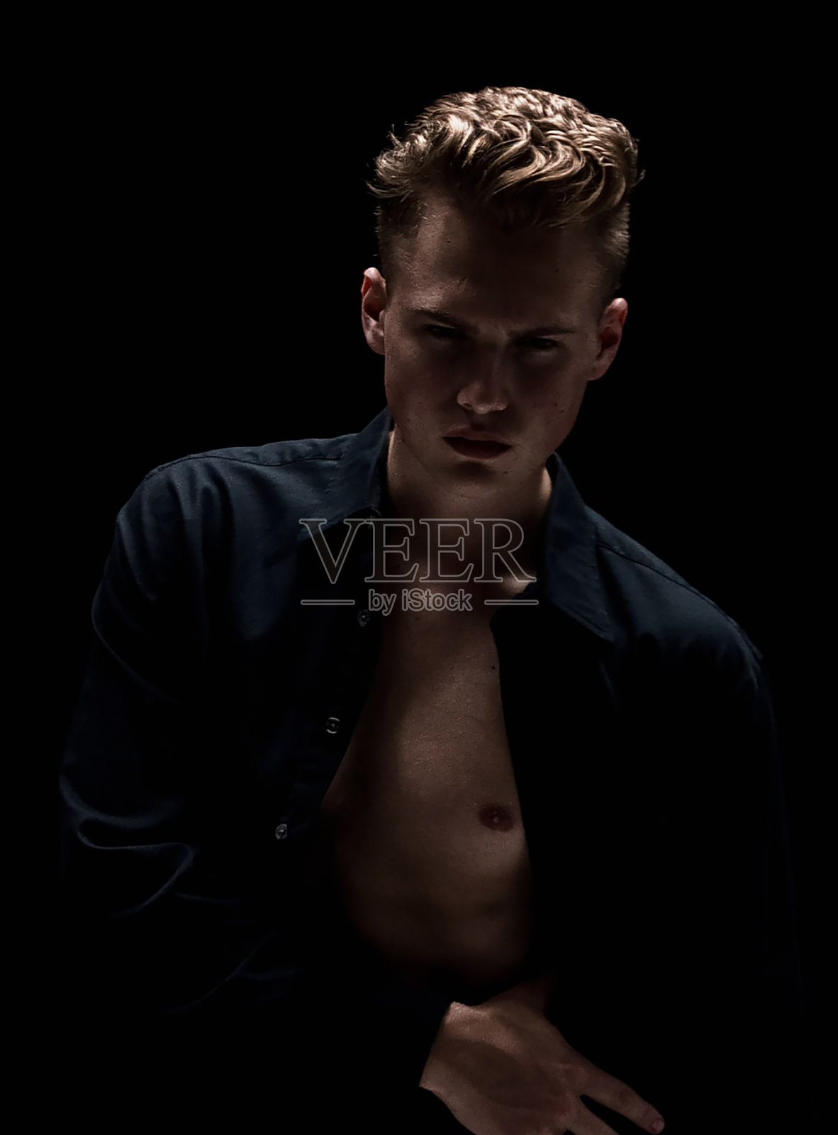 白人男性前面的黑色背景穿着纽扣衬衫照片摄影图片