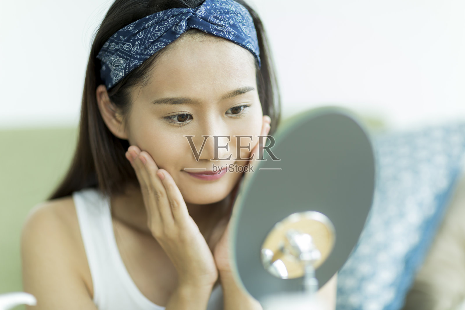 年轻女子进行皮肤护理照片摄影图片