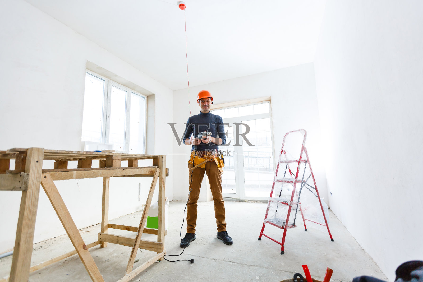 建筑工人将瓷砖碎片装入白色袋子特写镜头照片摄影图片