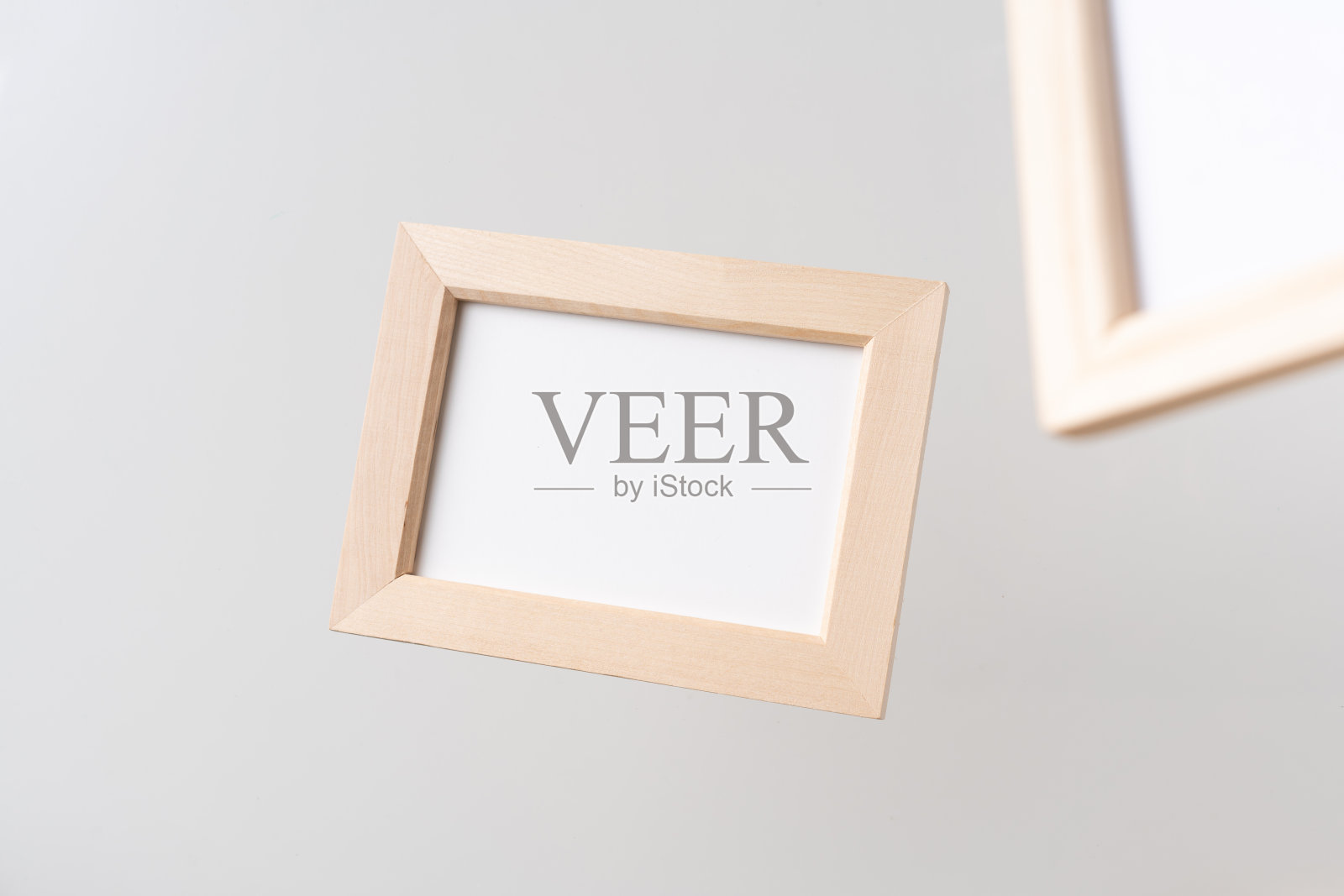 俯视图的两个棕色的木制相框上的白色照片摄影图片