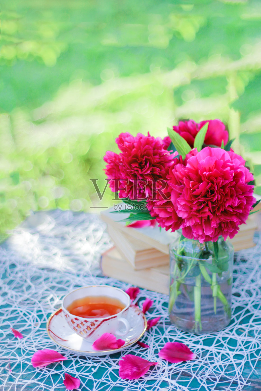 在新鲜空气中吃点零食。早餐,一杯茶,舒适的环境照片摄影图片