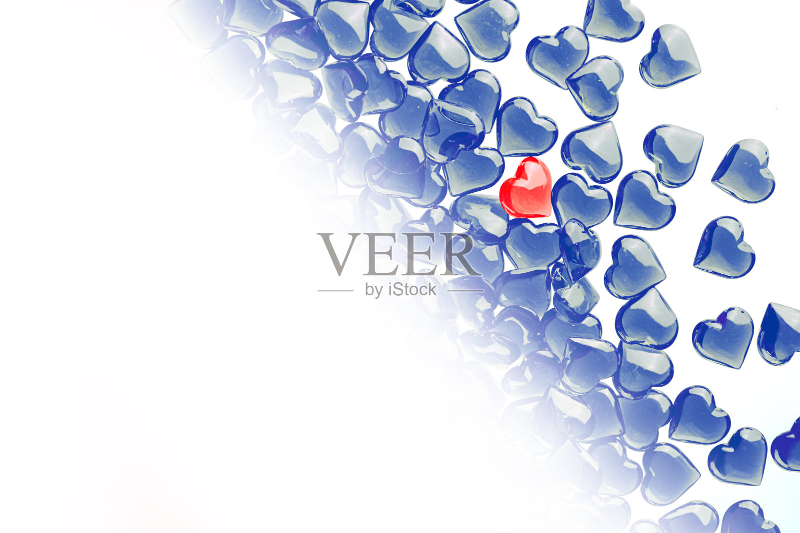 蓝色玻璃心和一个红色的心在一个抽象的背景。对角线地带。假日概念,婚礼日。布局设计。照片摄影图片