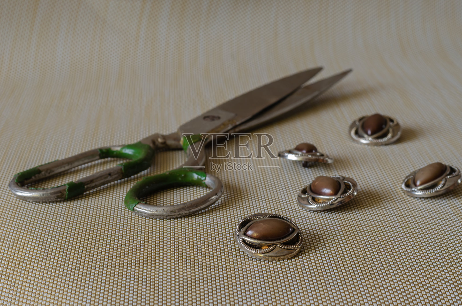 桌上的纽扣和旧剪刀照片摄影图片