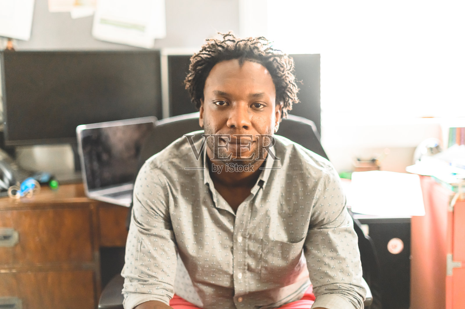 快乐工作的非裔美国男子照片摄影图片