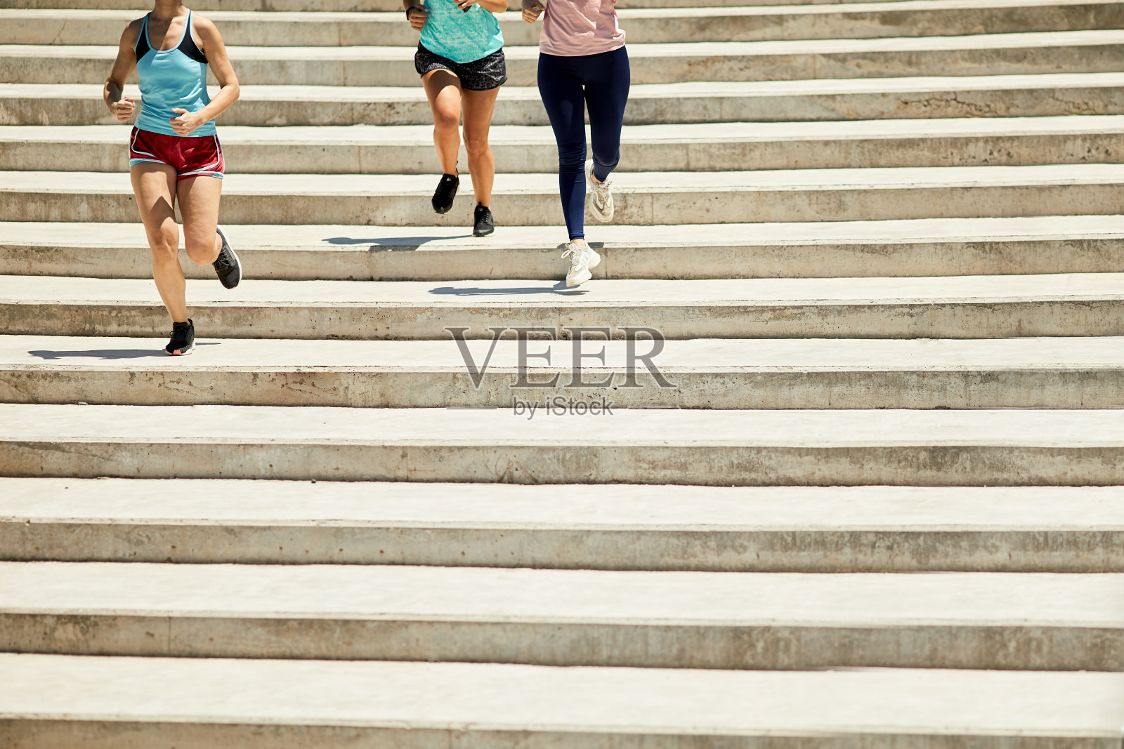 在布宜诺斯艾利斯慢跑的年轻女性(未识别)照片摄影图片