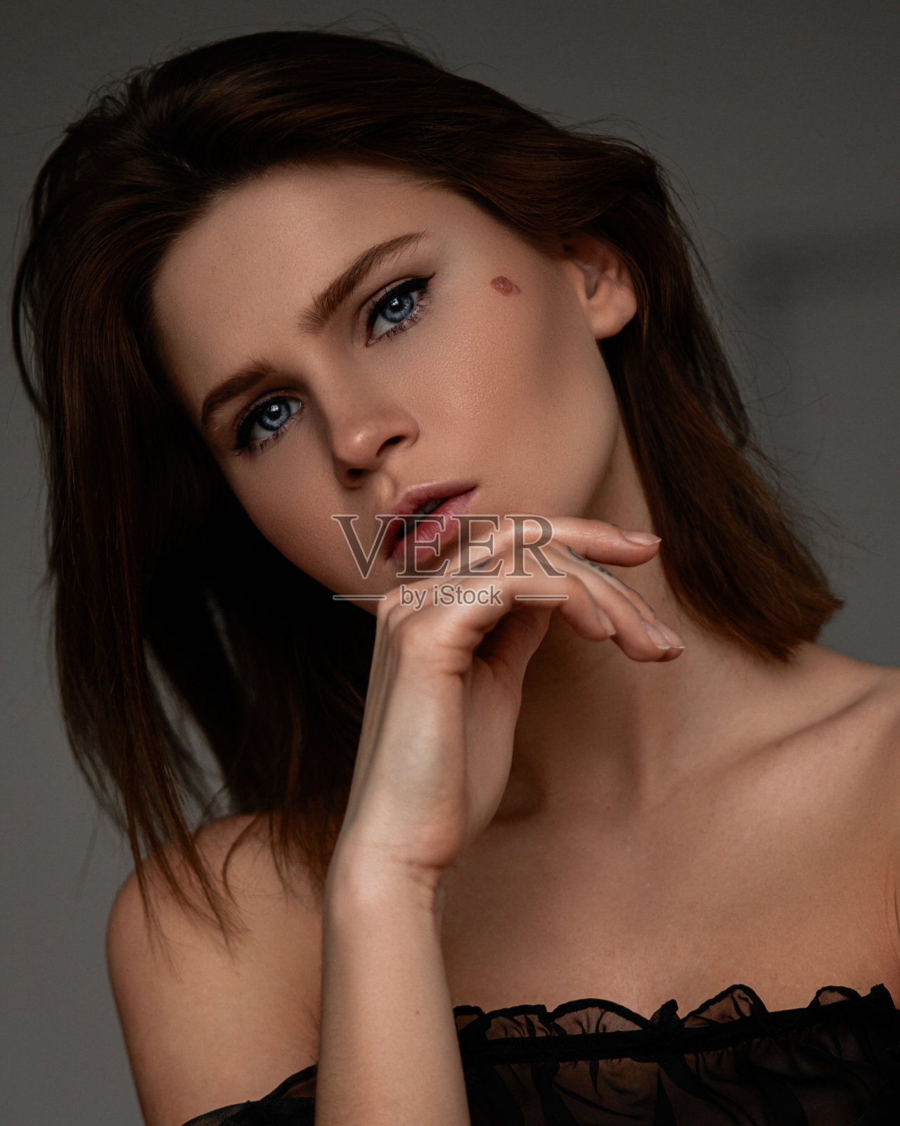 蓝眼睛深色头发时尚女性美容特写照片摄影图片