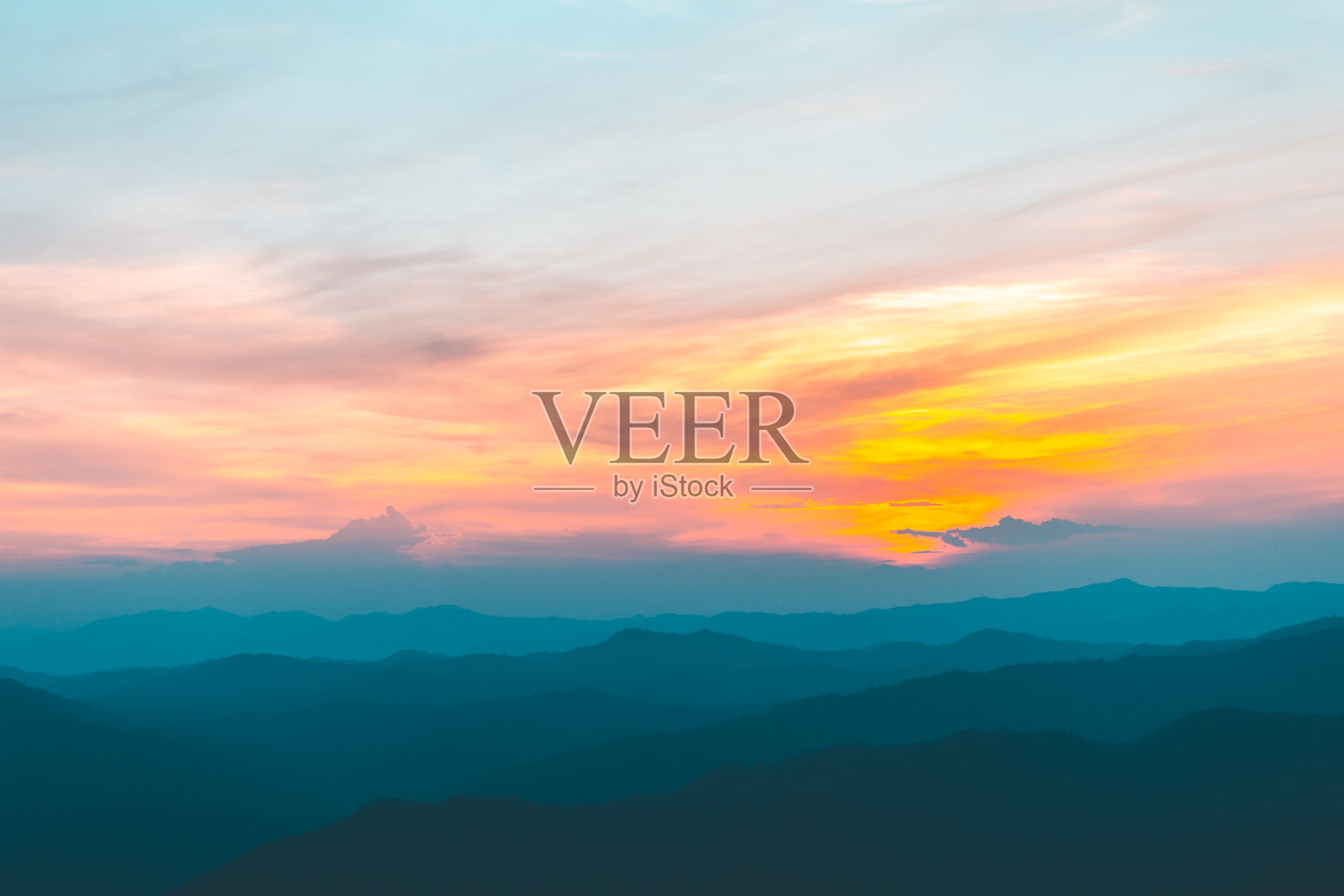 绚丽多彩的天空与日落的云彩照片摄影图片