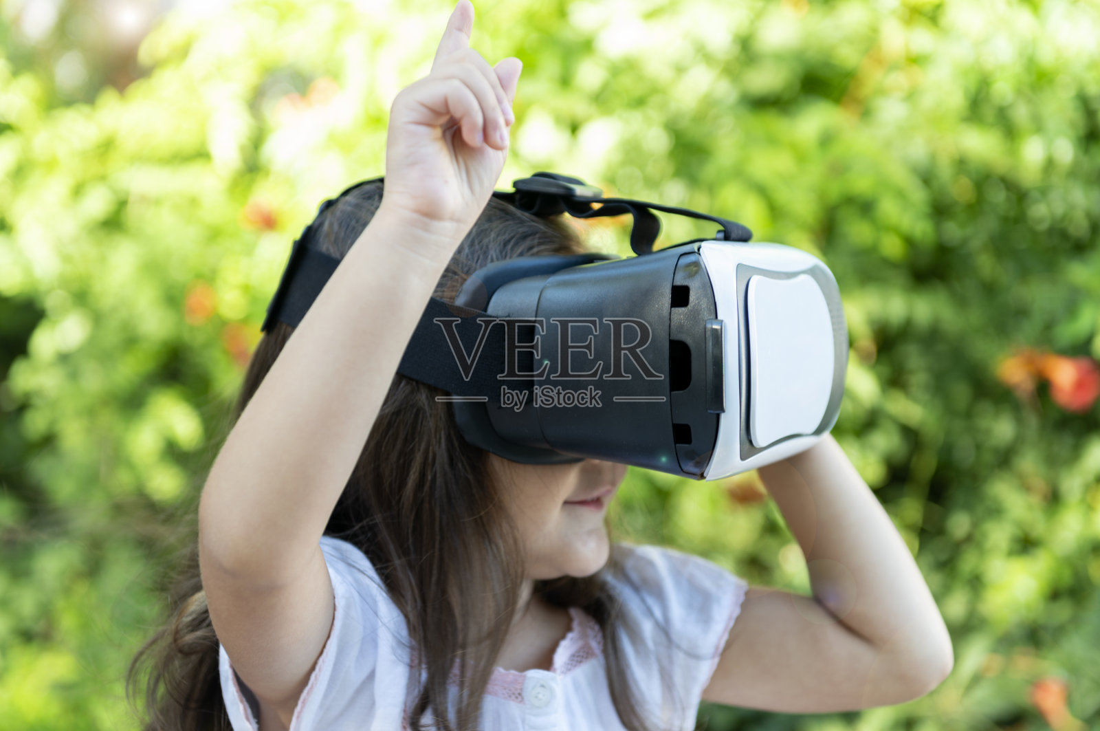 玩虚拟眼镜的女孩照片摄影图片