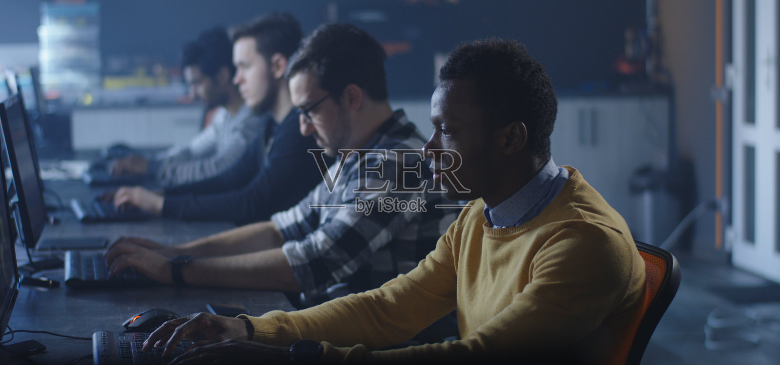 程序员在公共办公室工作照片摄影图片